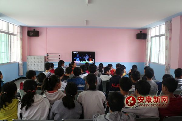 留守學(xué)生在活動(dòng)室看電視.jpg