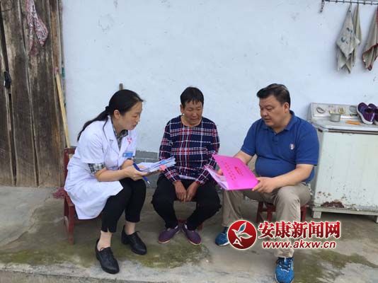 醫(yī)務(wù)人員為貧困戶(hù)講解健康扶貧政策.jpg