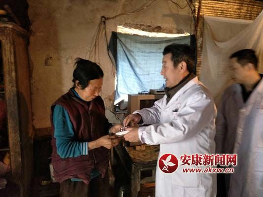 市人民醫(yī)院免費(fèi)給貧困戶送藥.jpg