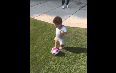 小威曬1歲女兒踢足球看呆路人 網(wǎng)友:這基因真牛