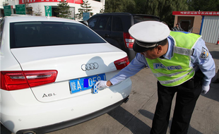 陜西省公安交警組織開(kāi)展打擊假牌套牌假證違法行為專項(xiàng)行動(dòng)