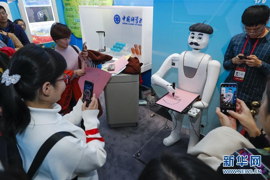 在改革開放40周年展覽上體驗(yàn)科技互動(dòng)