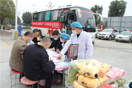 人民警察一心為民，捋袖捐血鐵血柔情——安康市公安局積極開展冬季獻(xiàn)血活動(dòng)