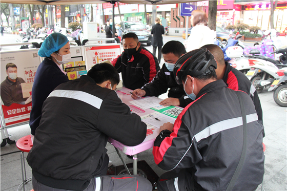 “輸送”熱血 回饋社會 ——順豐速運有限公司安康區(qū)員工積極參與無償獻(xiàn)血活動