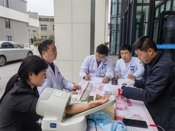 一“臂”之力，踐行醫(yī)者擔(dān)當(dāng)——安康市中心血站聯(lián)合漢濱區(qū)第三人民醫(yī)院開展無償獻(xiàn)血活動(dòng)