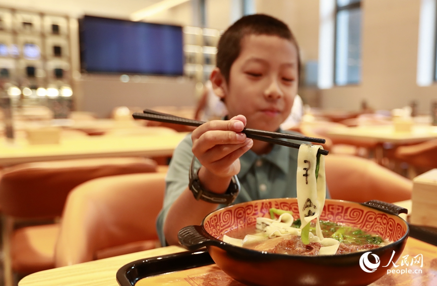 殷墟博物館推出的甲骨文面深受游客喜愛(ài)。人民網(wǎng)記者 慎志遠(yuǎn) 攝