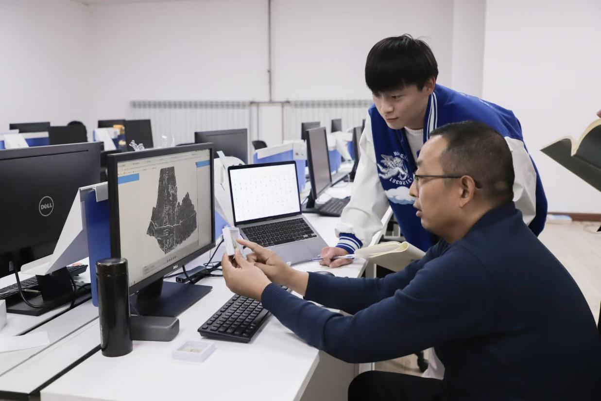 安陽(yáng)師范學(xué)院甲骨文信息處理教育部重點(diǎn)實(shí)驗(yàn)室，劉永革正在給學(xué)生講甲骨文。受訪者供圖