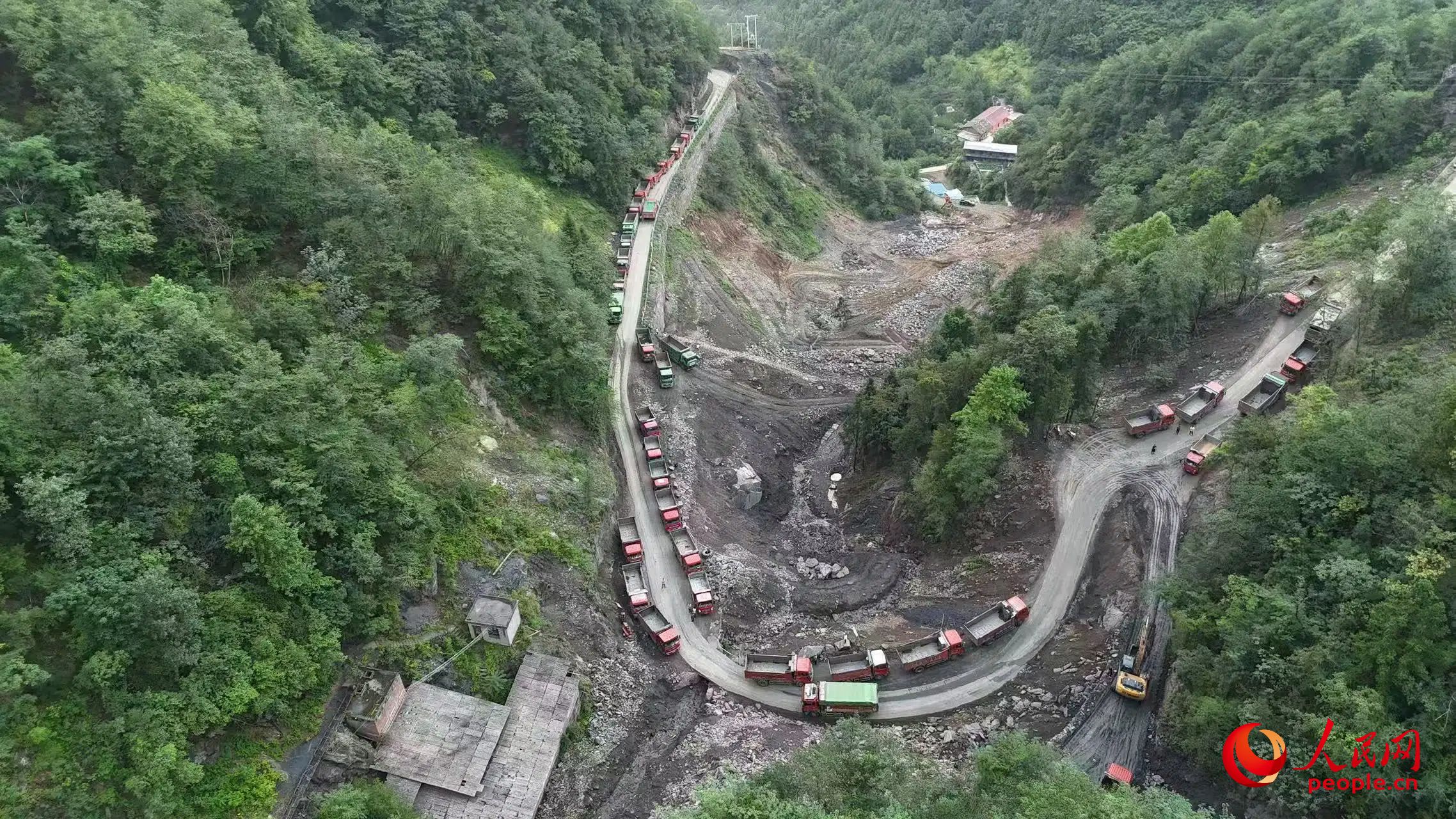 清運(yùn)礦渣的卡車停在工區(qū)。受訪者供圖