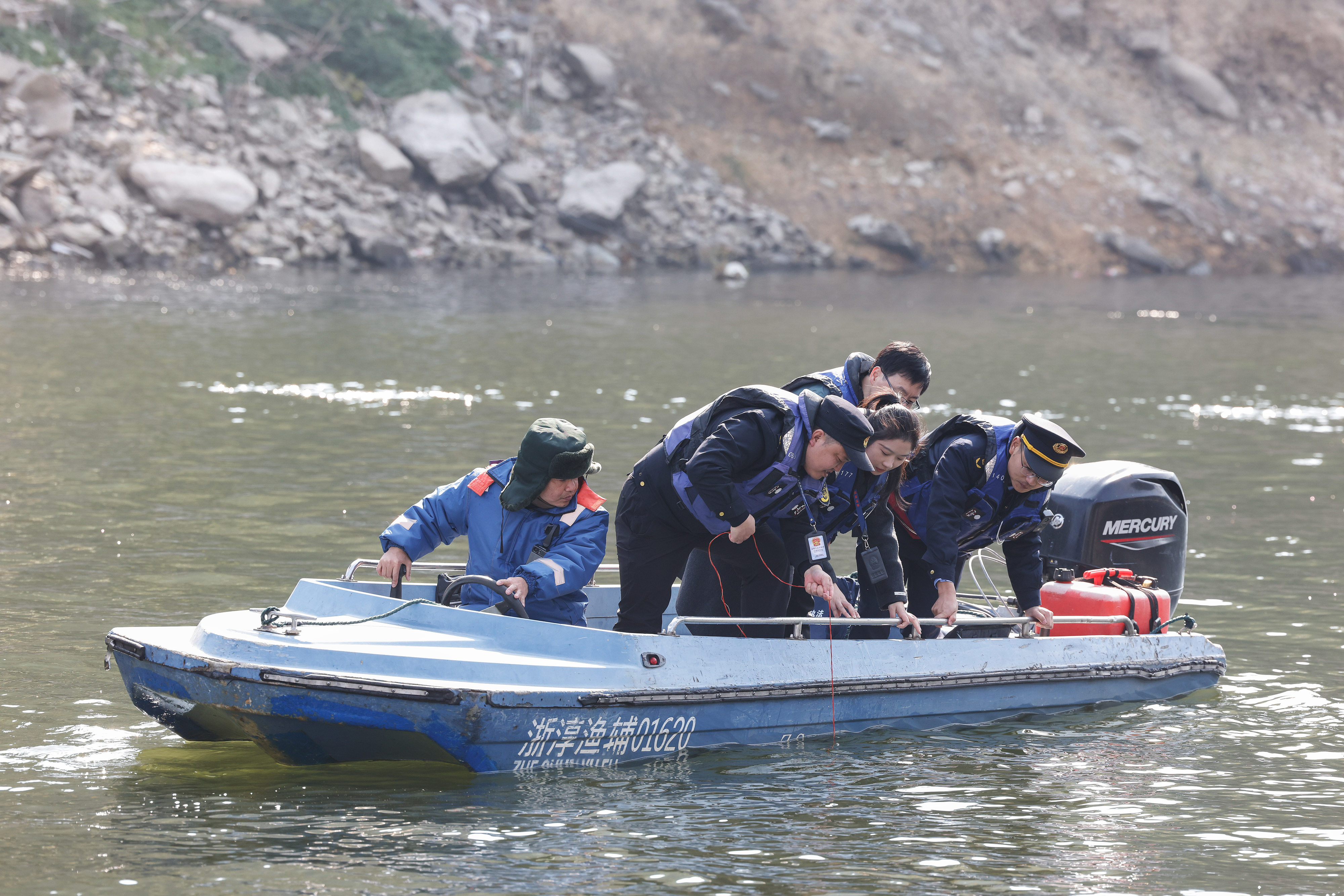 2025年12月4日，浙江杭州淳安縣與安徽黃山歙縣紀(jì)檢監(jiān)察干部及綜合行政執(zhí)法人員對(duì)浙皖交界的新安江鳩坑口水域進(jìn)行常態(tài)化巡河，共同保護(hù)漁業(yè)資源和水域生態(tài)環(huán)境。