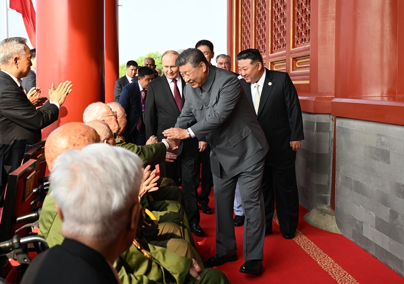 2025年9月3日，習(xí)近平總書記同抗戰(zhàn)老戰(zhàn)士老同志代表親切握手，向他們表示崇高敬意。