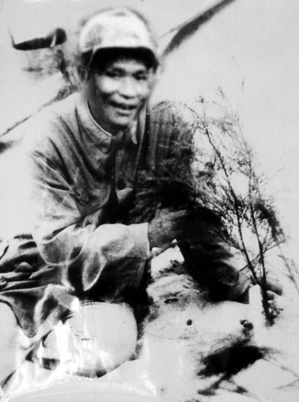 谷文昌與試種成活的木麻黃（資料照片）。