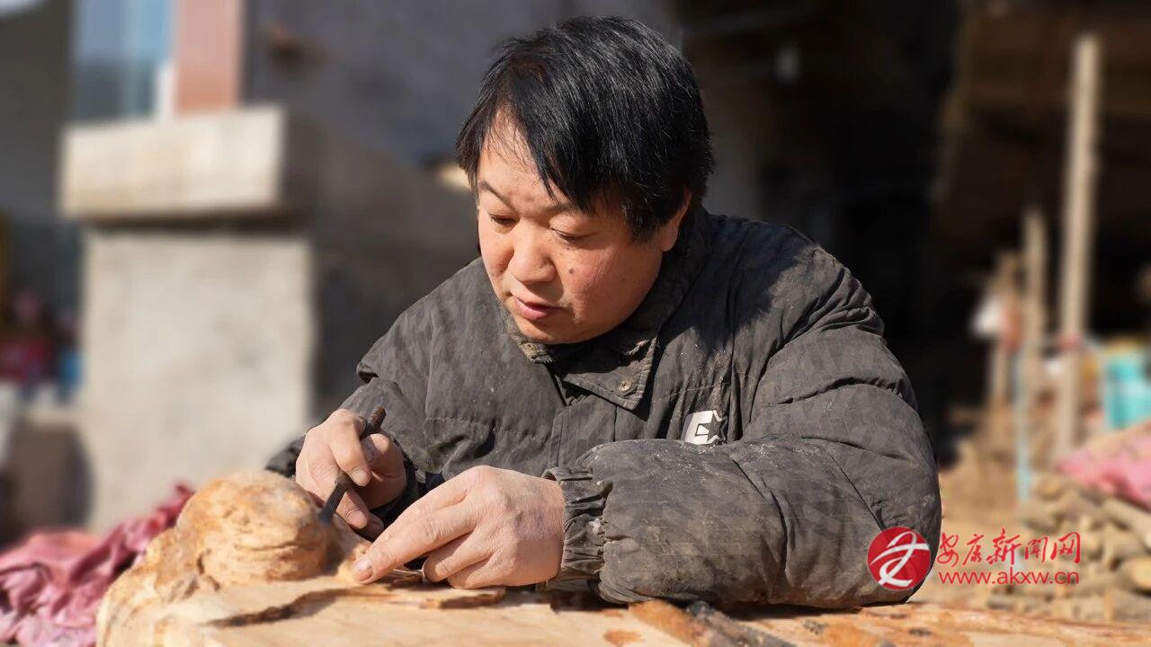 正在根雕的田遠根