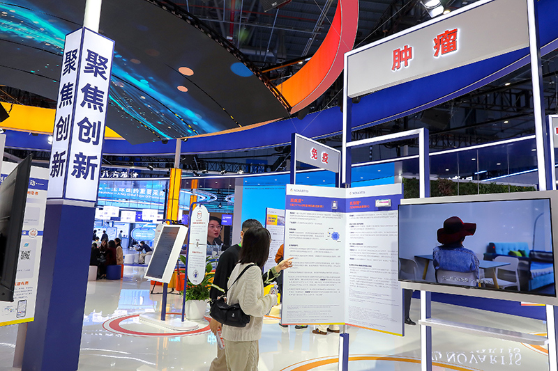 2025年11月9日，上海，第八屆進博會（醫(yī)療器械及醫(yī)藥保健展區(qū)）。