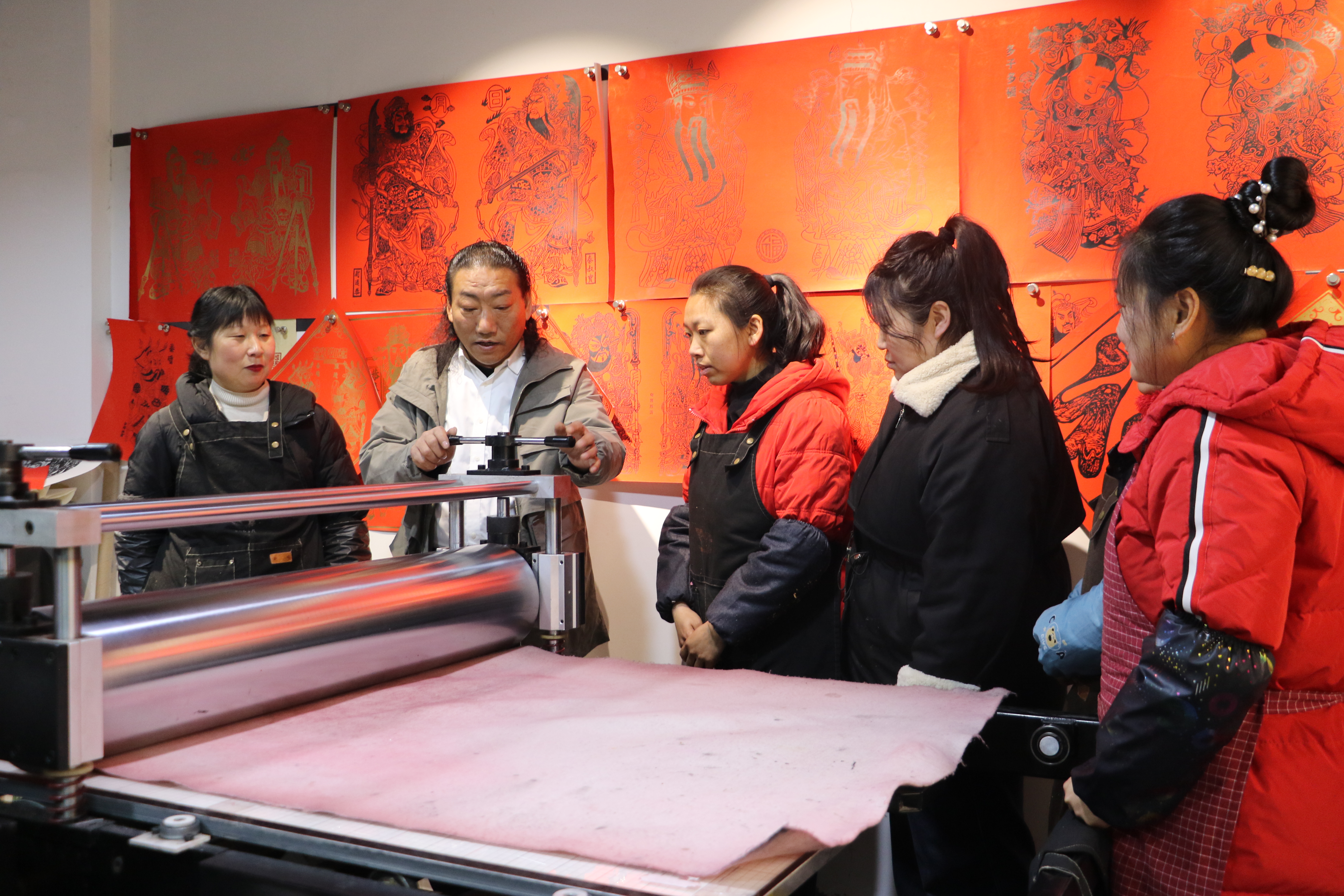 蔚世生(左二)給媽媽們授課 記者 朱潔 攝