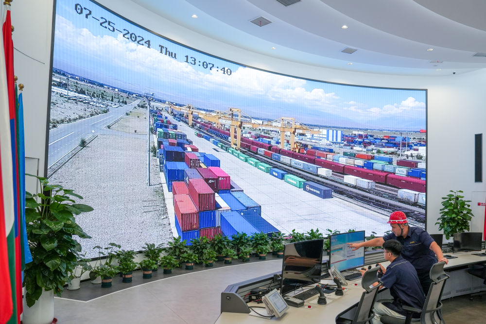△ 在中哈（連云港）物流合作基地，工作人員通過“中哈物流場站”信息化跟蹤系統(tǒng)查看集裝箱運輸情況（2024年7月25日攝）。