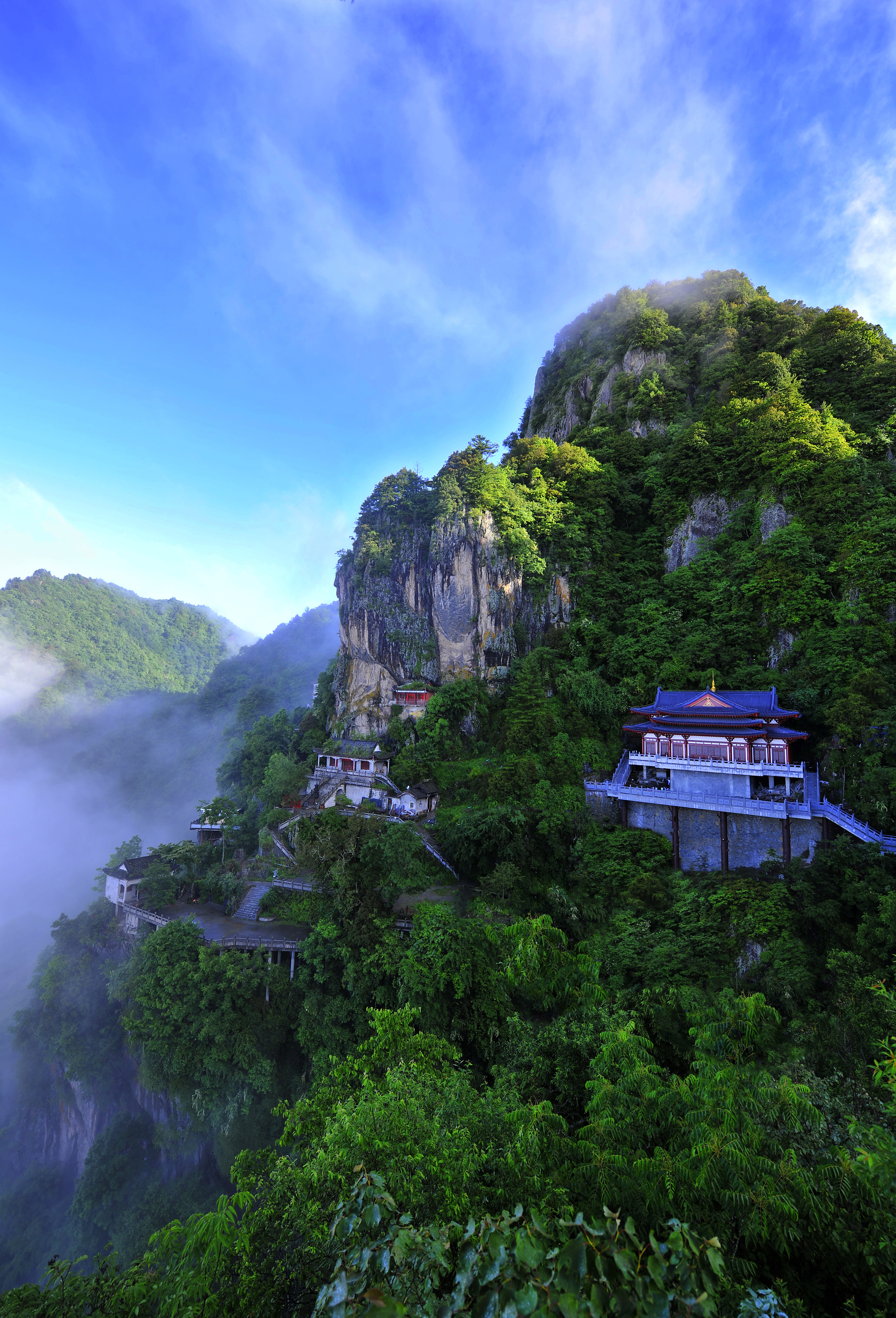 絕壁飛閣納清涼