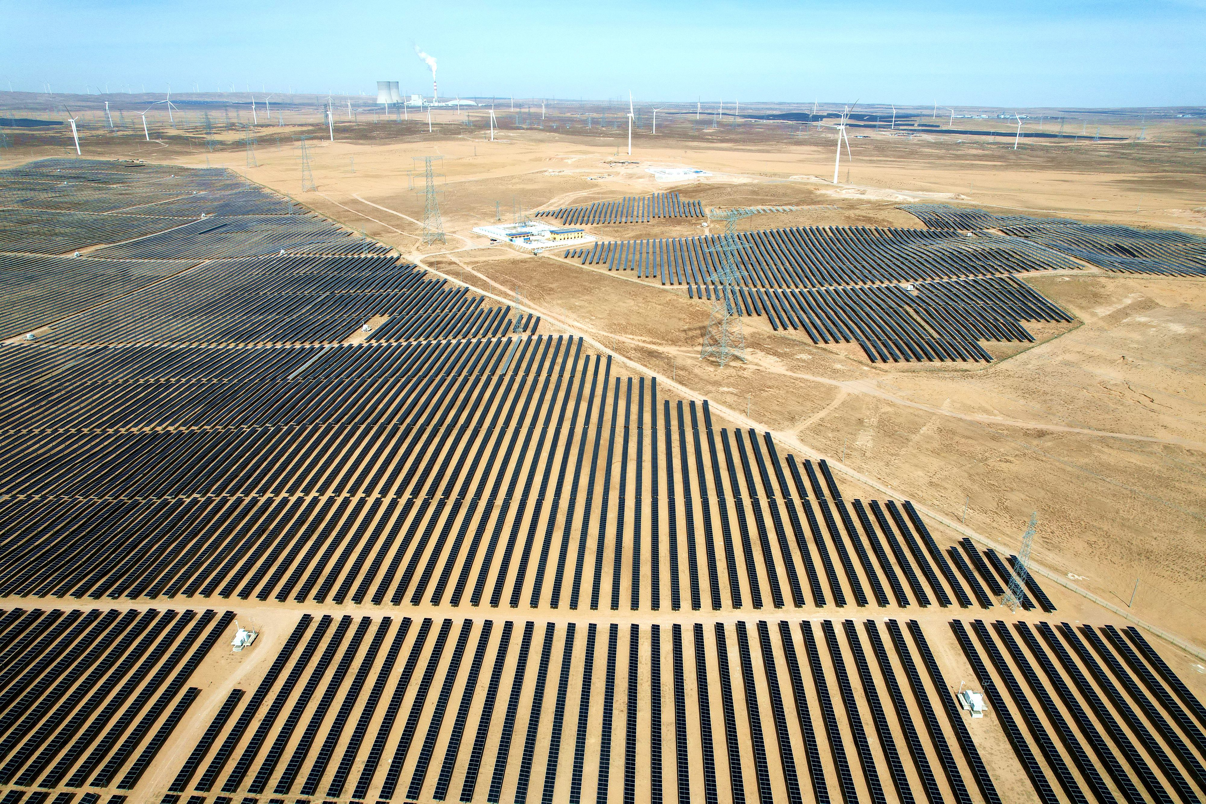 2026年3月18日，寧夏銀川，在靈武市白土崗鄉(xiāng)的一處光伏產業(yè)基地，成片的太陽能光伏板匯成一片“藍色海洋”。